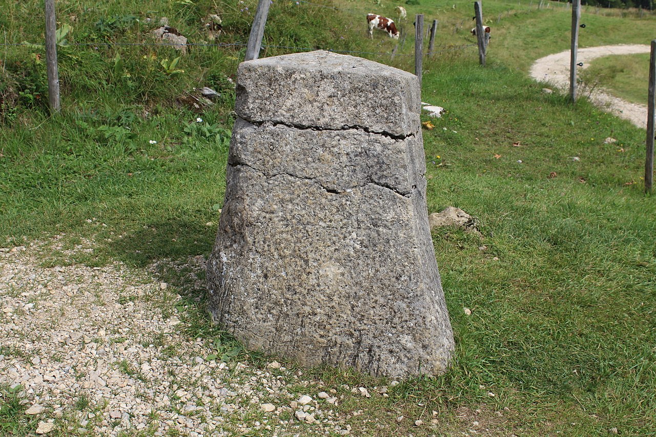 Borne au Lion de Chézery-Forens